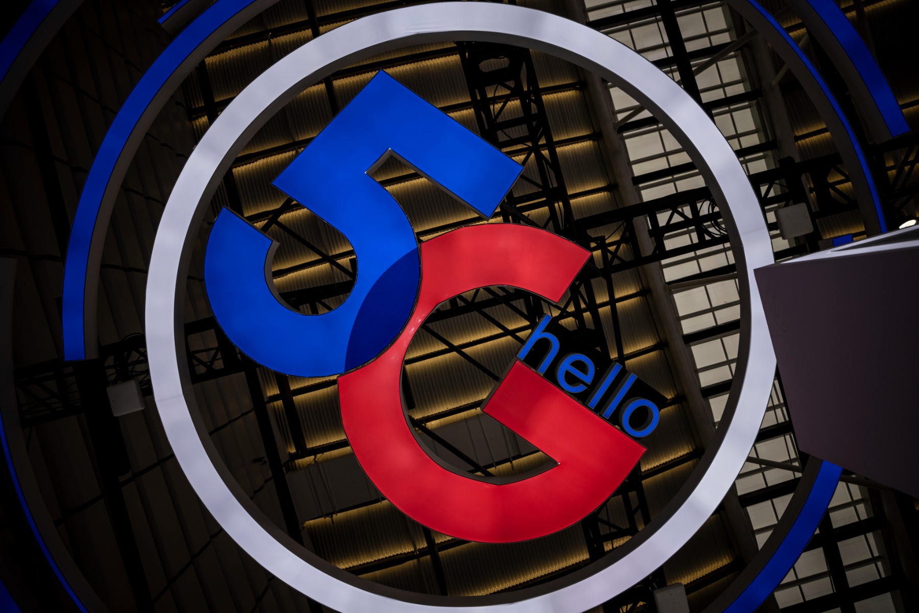 Технологични гиганти с план за космическа 5G мрежа