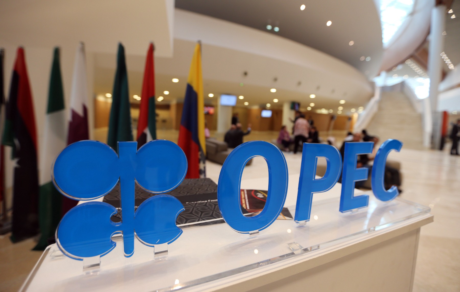 Страните от ОПЕК+ намаляват производството на петрол с 2 млн. барела дневно