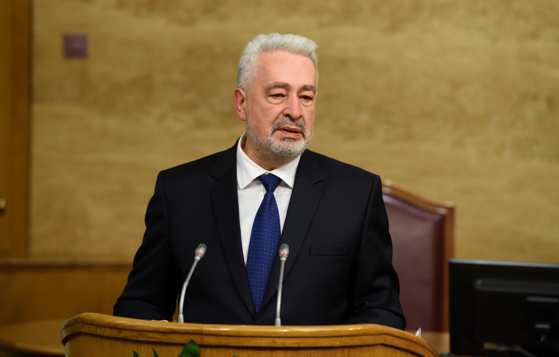 Бившият черногорски премиер Кривокапич се оттегля от политиката