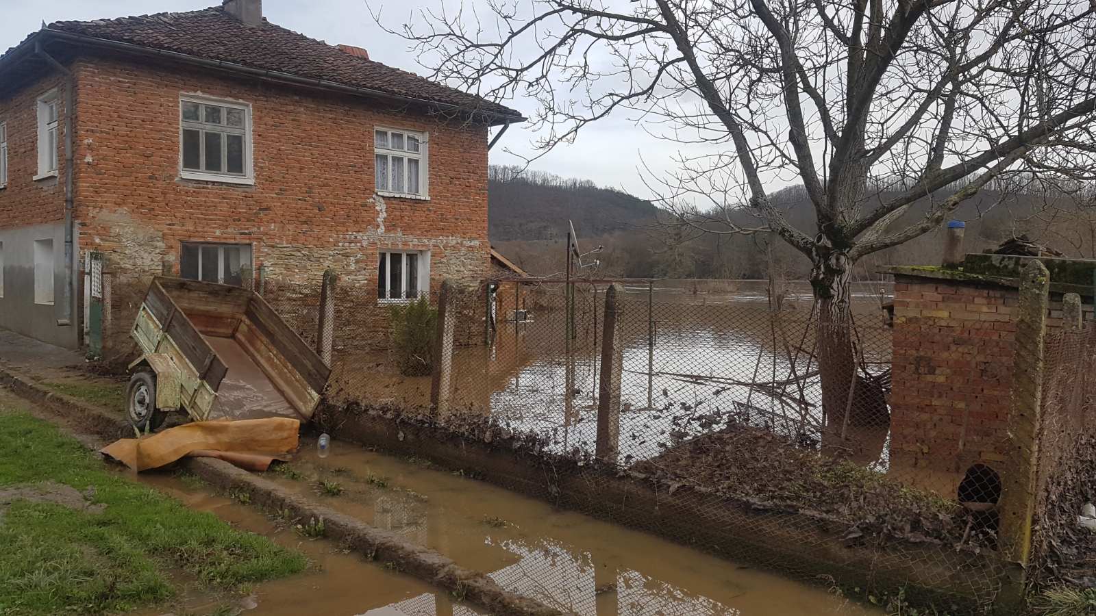 Проливен дъжд заля Карлово