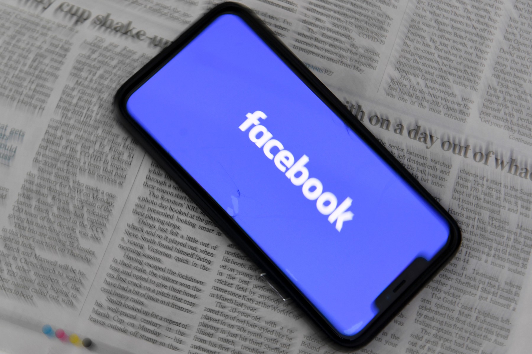 Facebook започва чистка на фейк новини за COVID