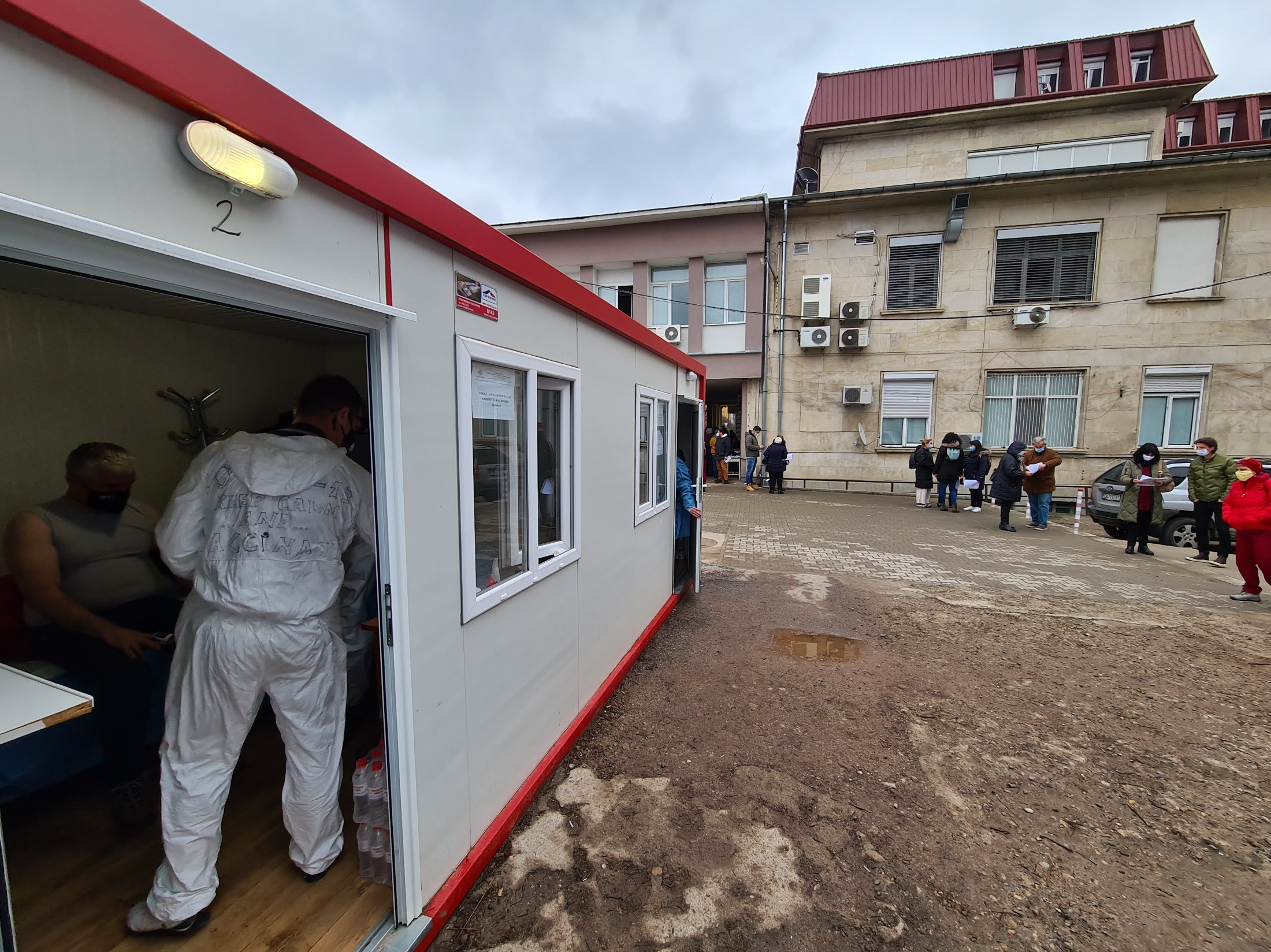 Без свиждания в болниците в Пловдивско, увеличават COVID-леглата