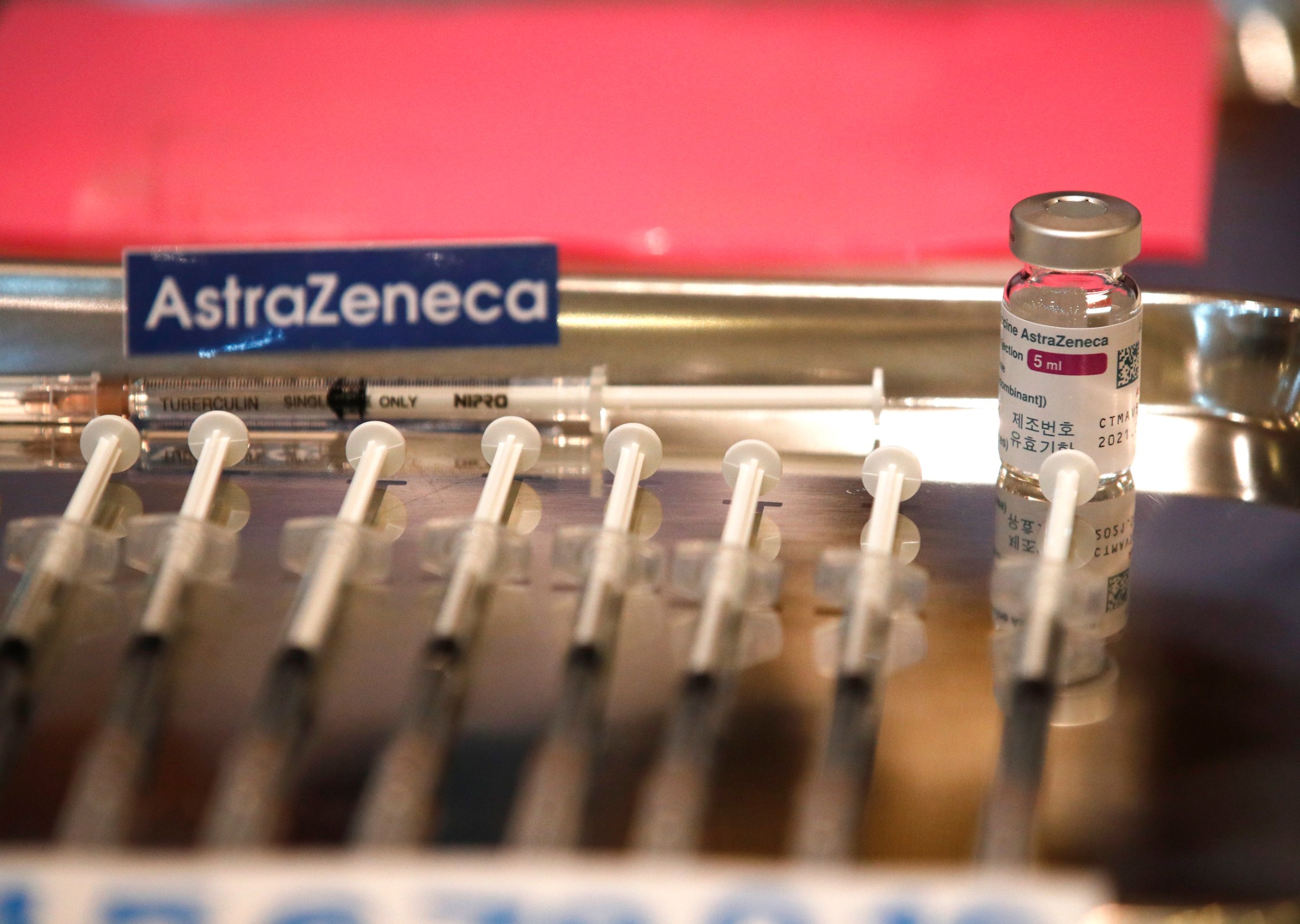Възобновяват ваксинирането с AstraZeneca в Европа