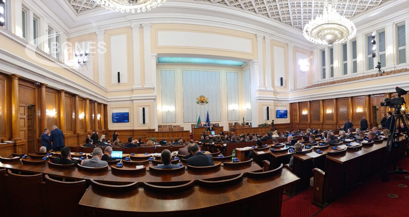 Премиерът Денков и 16 министри на парламентарен контрол
