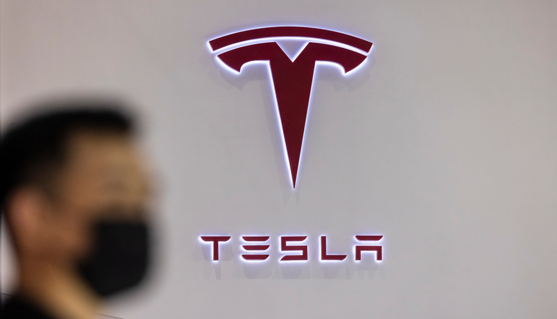 Tesla с рекордна печалба насред кризата с горивата