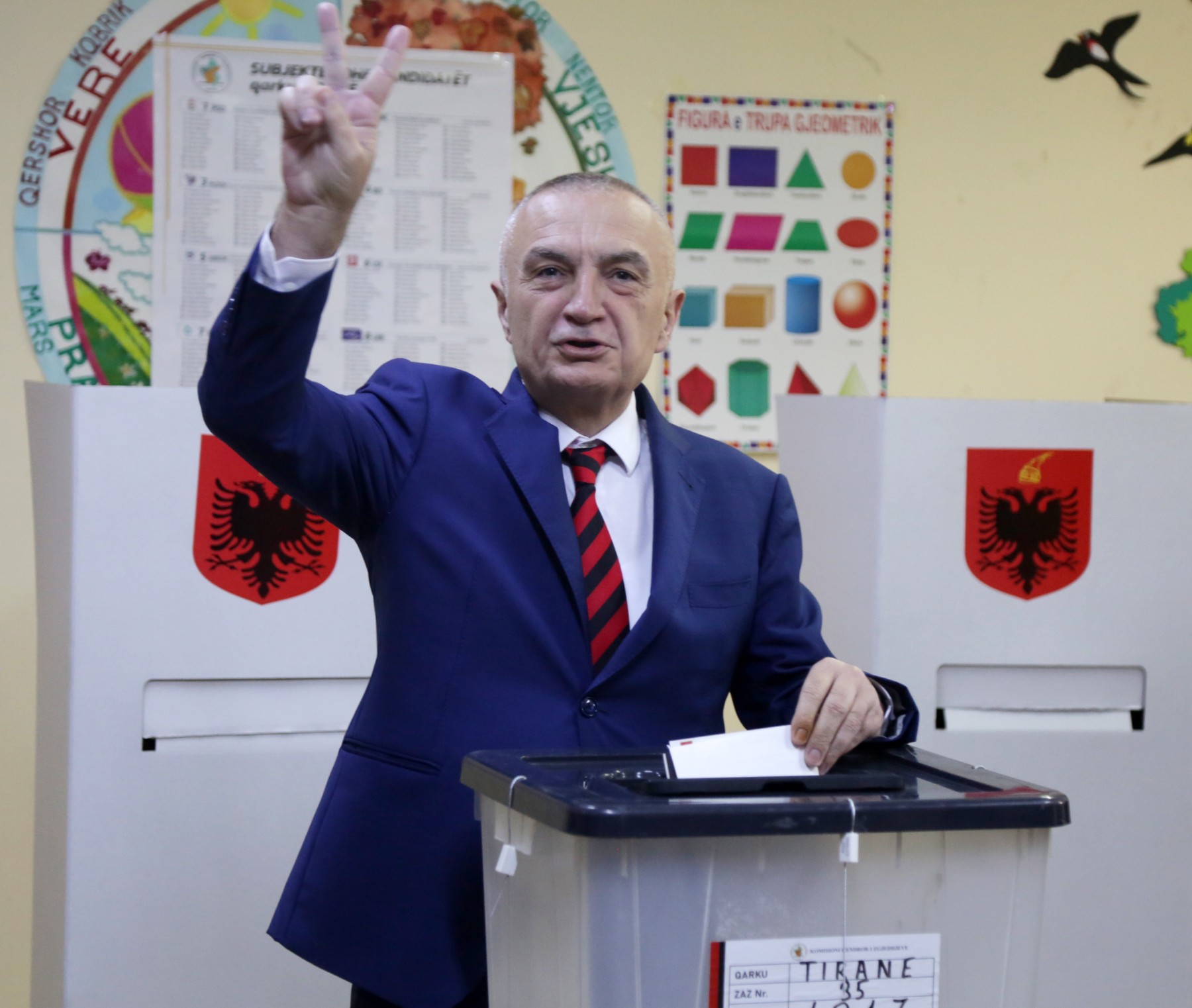 Управляващите в Албания с инициатива за отстраняване на президента