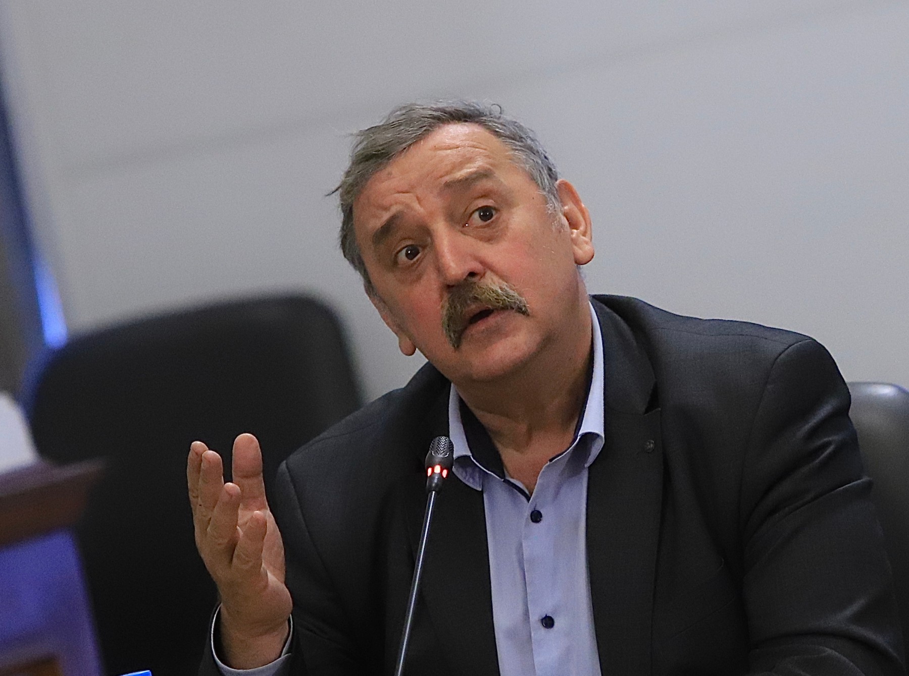 Проф. Тодор Кантарджиев: Омикрон се бори с бустер
