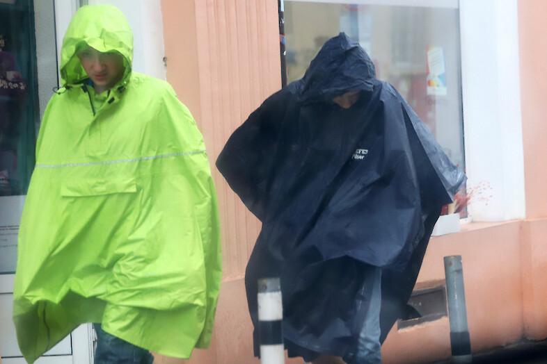 Комисия оглежда щетите сред бурята в Лом