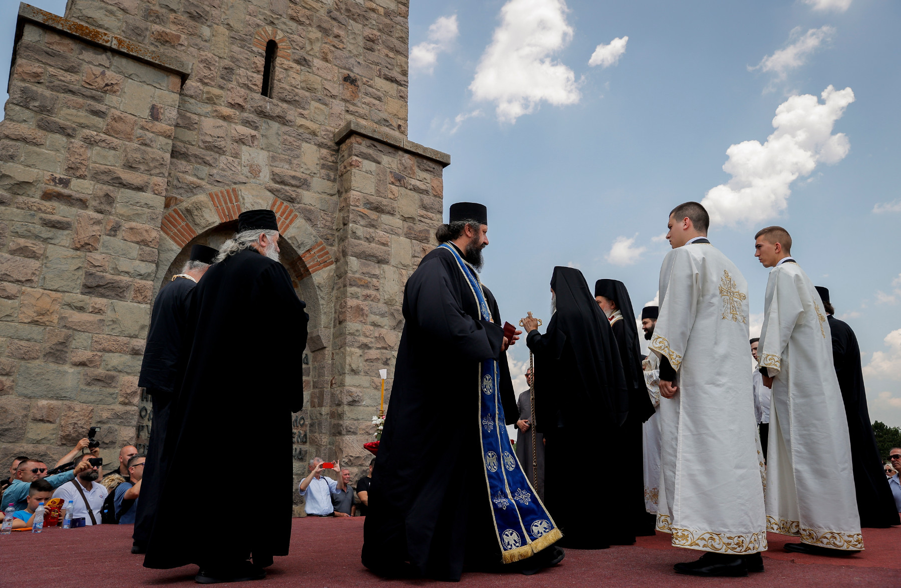 Сръбски свещеници в Цетине пеят песни за връщането на сръбската армия в Косово