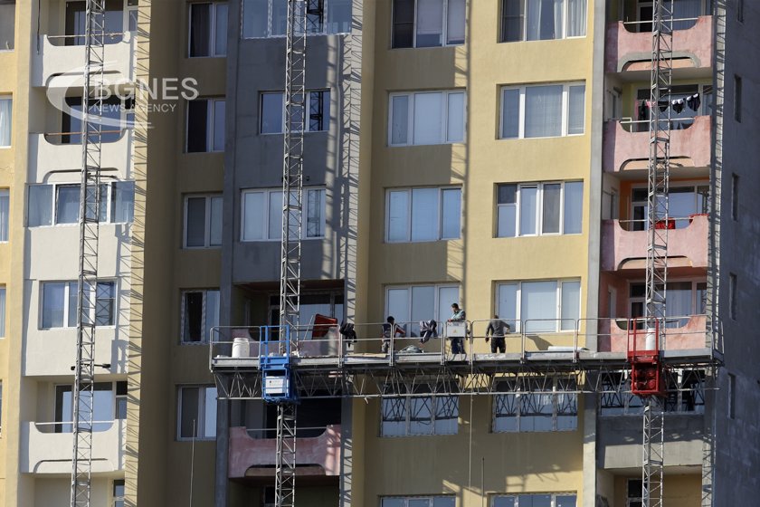 Търсят от бюджета пари за санирането на 44 сгради