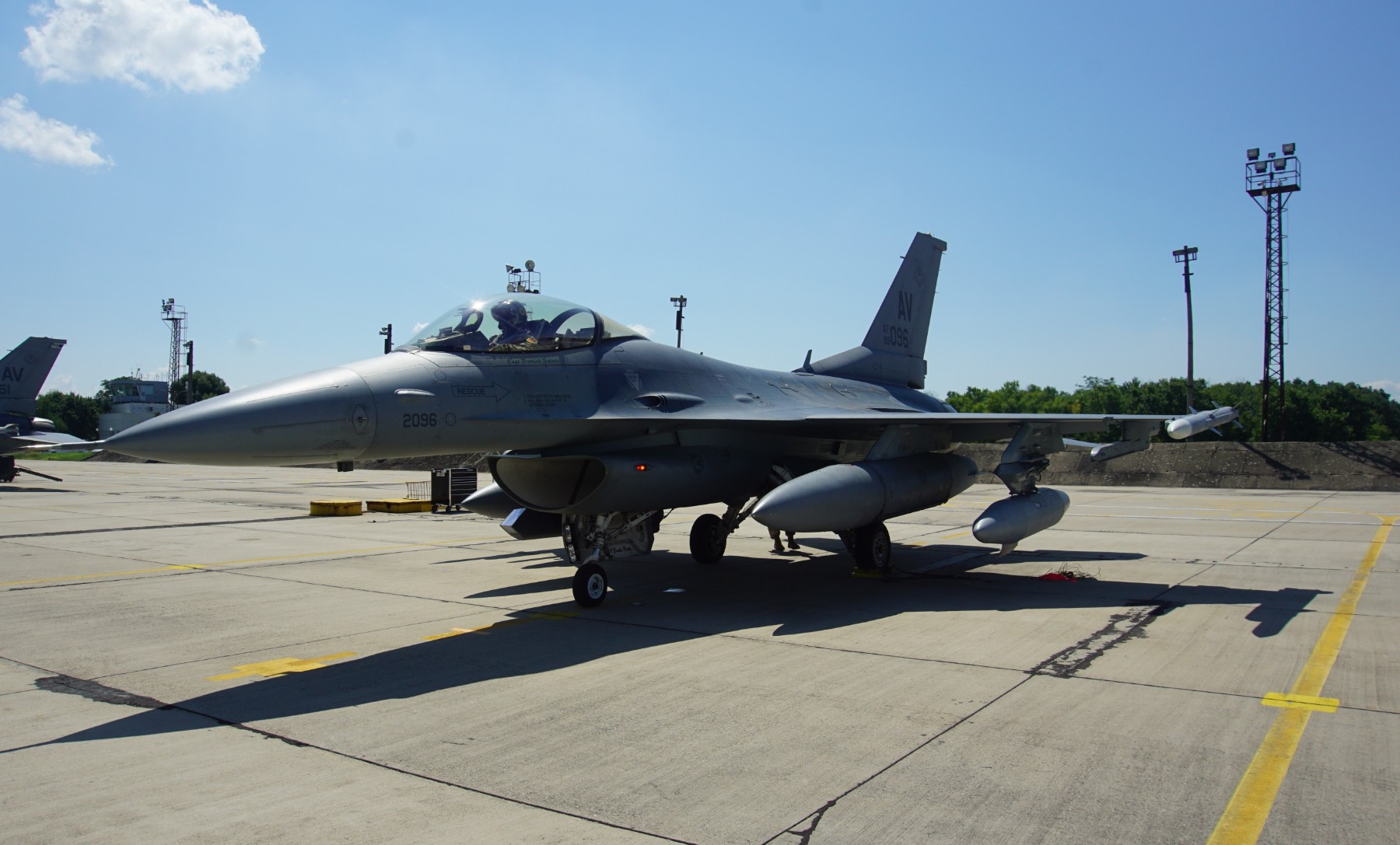 Модернизират пистата на авиобаза Граф Игнатиево за новите F-16