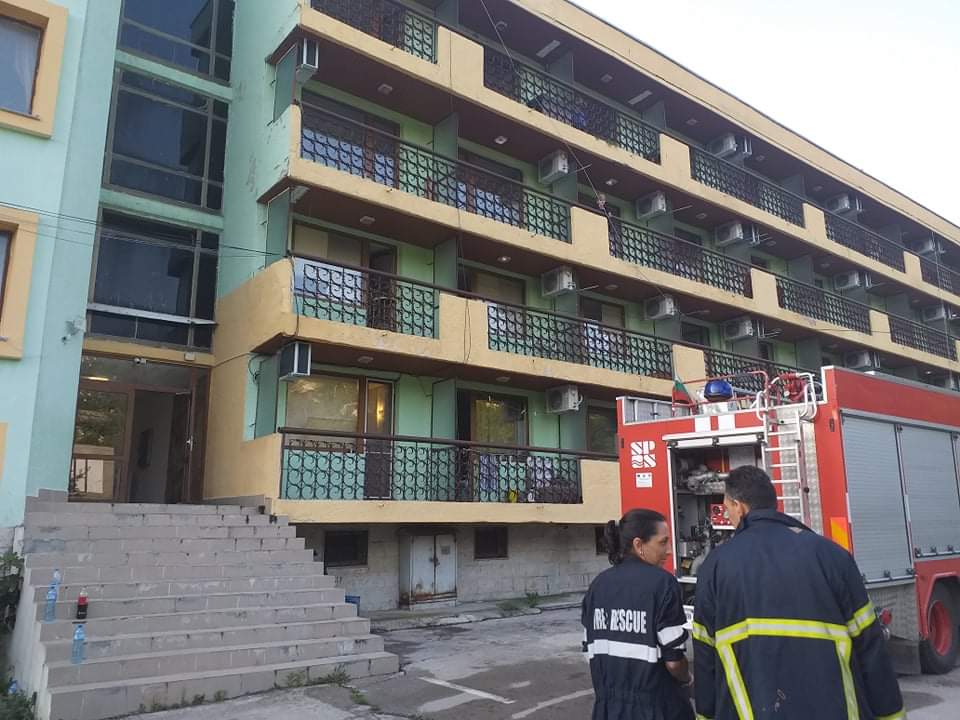 Един загинал и 8 обгазени при пожара в дом за възрастни край Варна