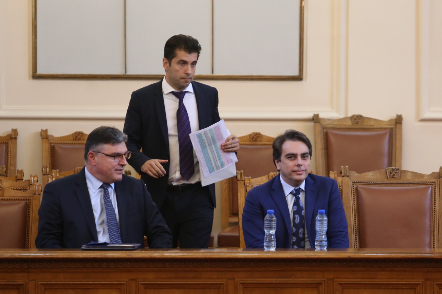 Петков: Депутатите да актуализират бюджета, а не да се занимават с гражданството ми