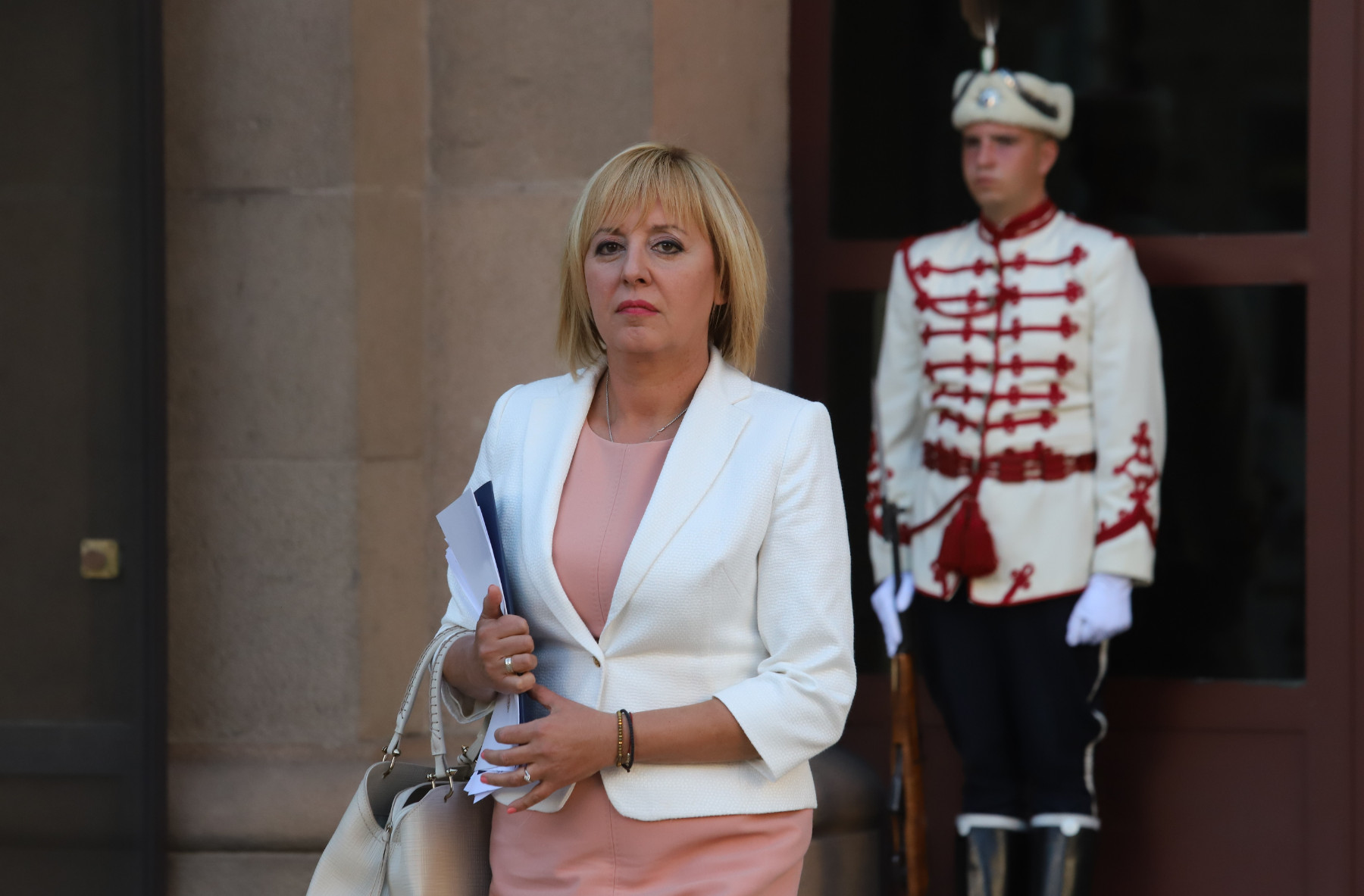 Манолова: Задават се три кризи, нужна е актуализация и редовен кабинет