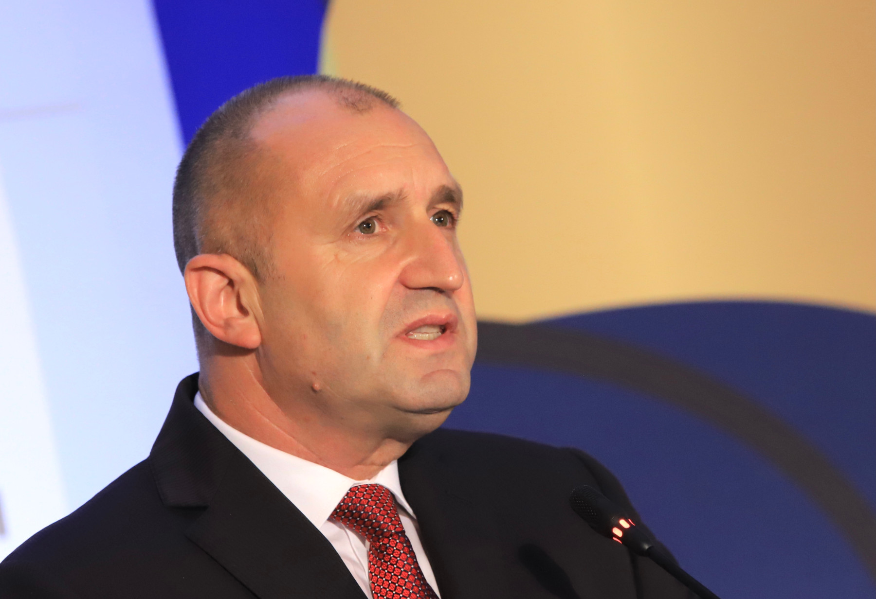Радев: Крайно време е партиите да осъзнаят своята отговорност