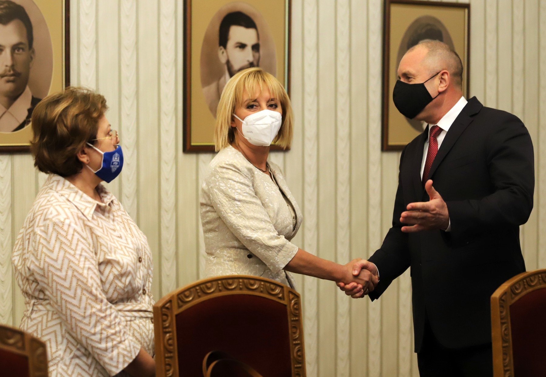 Манолова: Президентът да инициира консултации, за да не губим време до петък