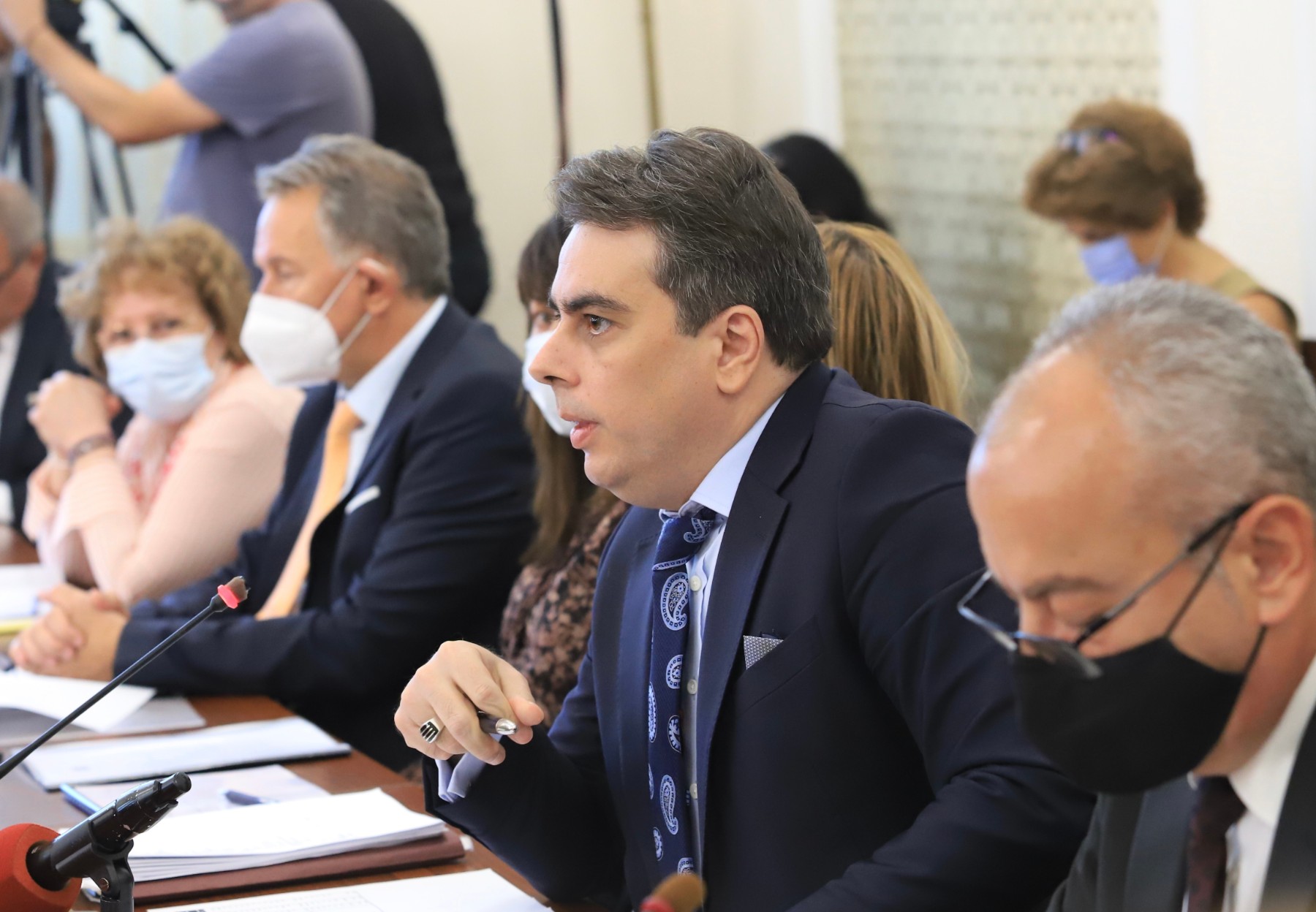 Асен Василев: 1,94 млрд. лв. над заложеното в бюджета вече са изхарчени