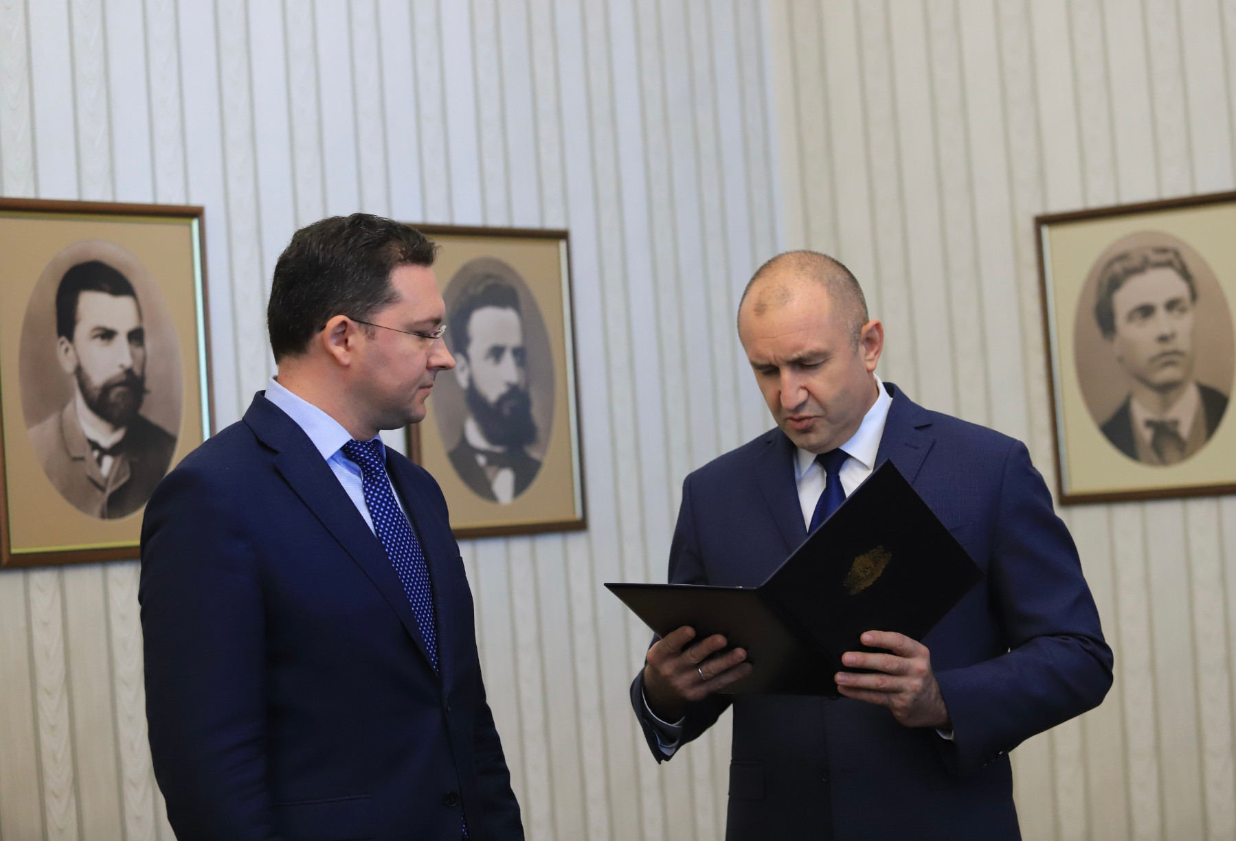 Радев връчва на ГЕРБ мандат за съставяне на правителство