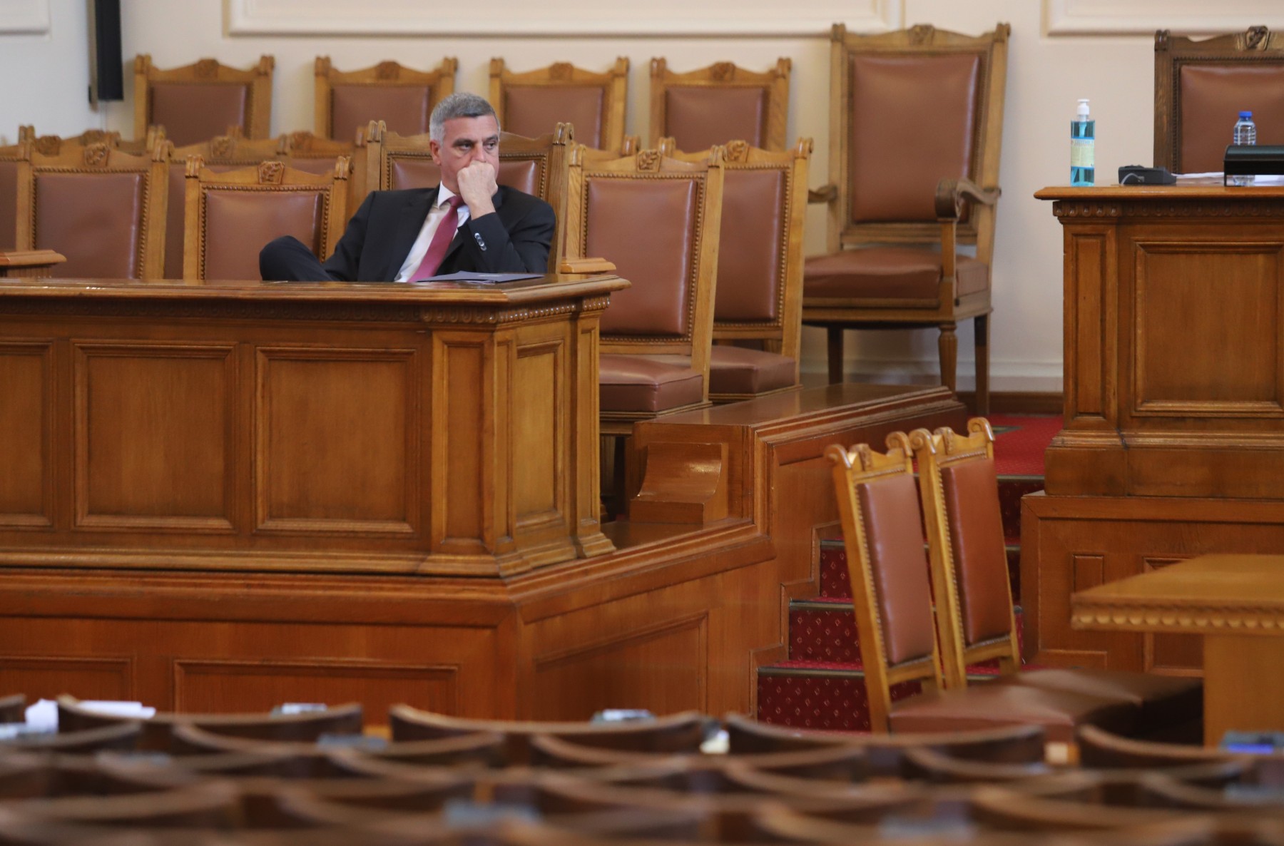 Служебният премиер и 12 министри на парламентарен контрол