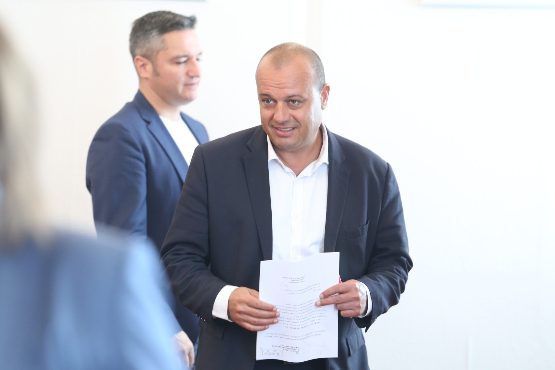 664 души искат министерската оставка на Христо Проданов