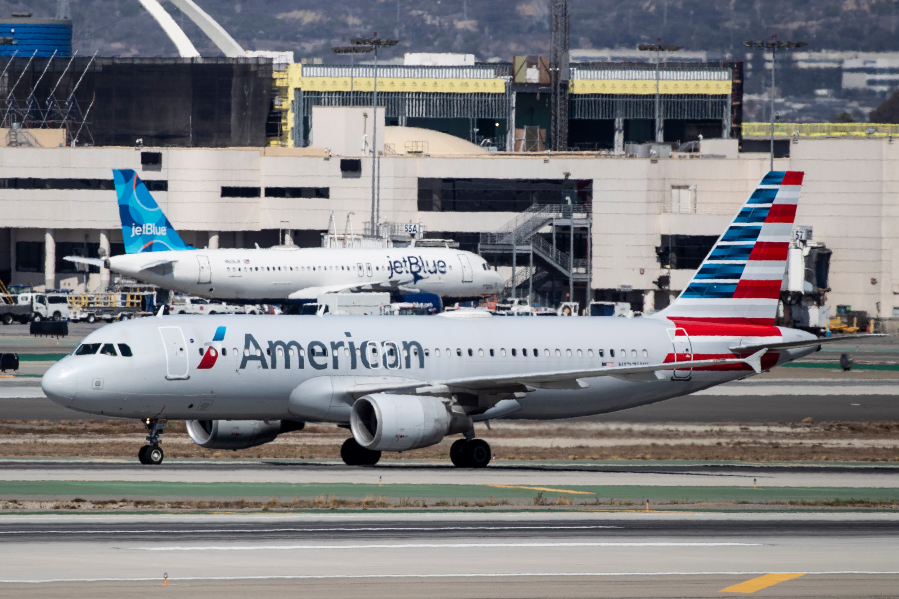 Лошото време отмени над хиляда полета на American Airlines