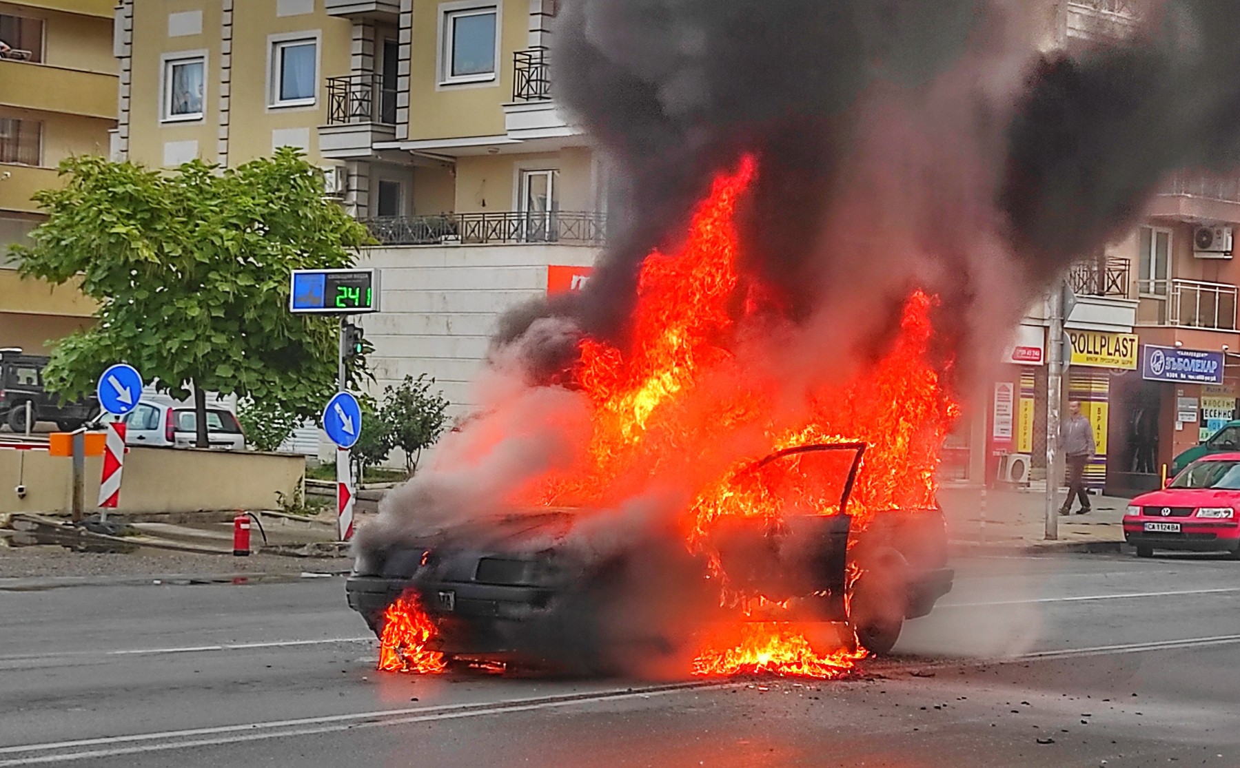 Лек автомобил изгоря насред столичен булевард