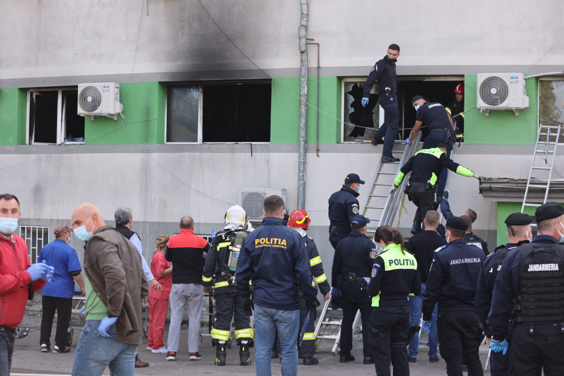 Най-малко 9 загинали при пожар в ковид-болница в Румъния