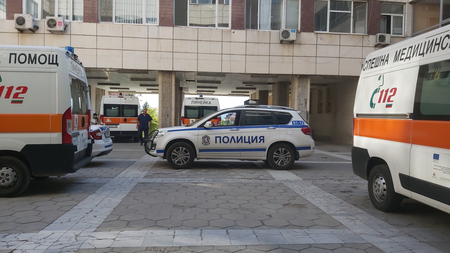 Полицай наби ученик, изхвърлил фас на улицата