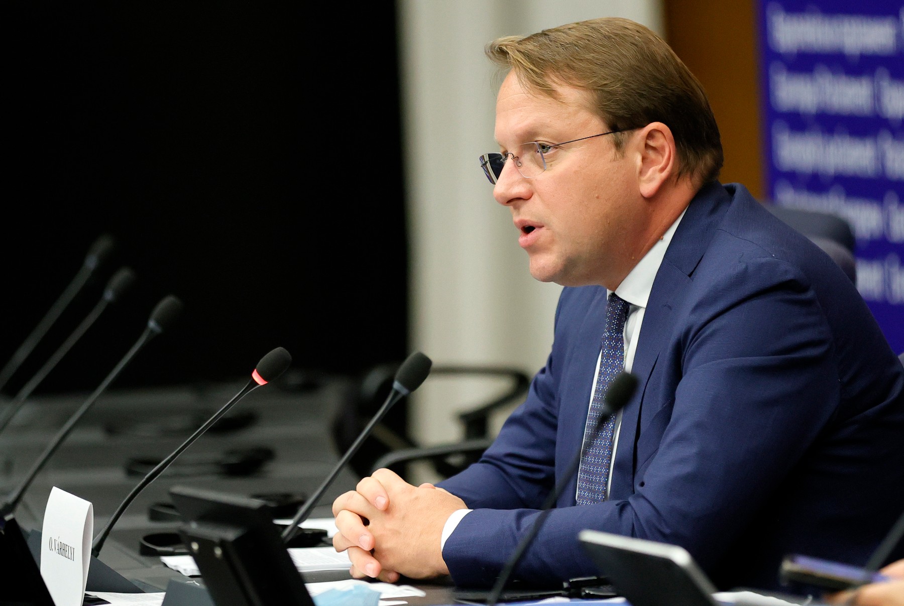 Еврокомисарят по разширяването Вархеи отново идва у нас