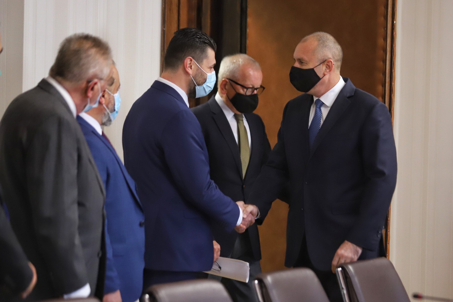 Радев: България застава решително зад македонските българи