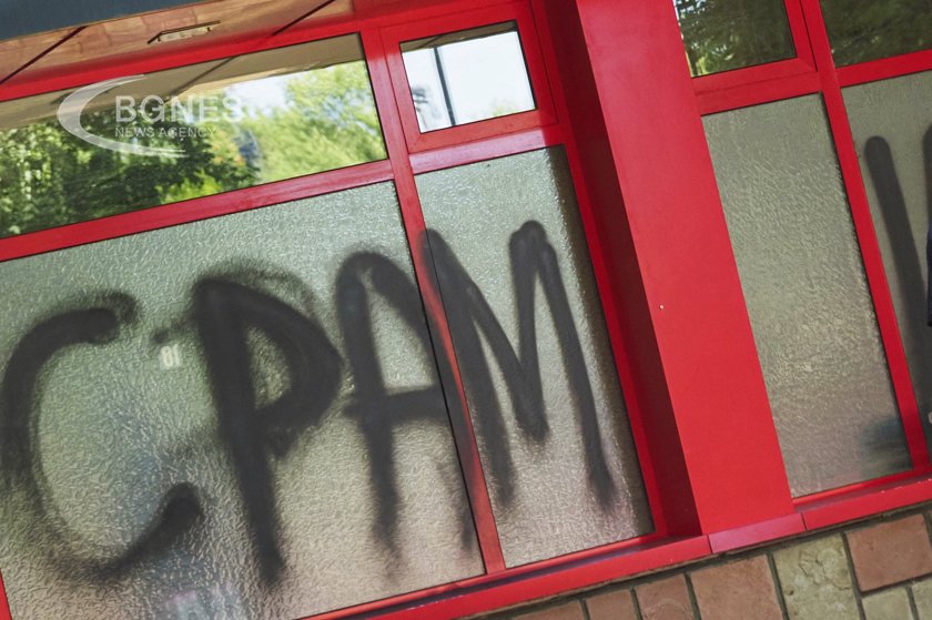 Фенове на ЦСКА надраскаха фасадата на "Българска армия" и нарязаха вратите