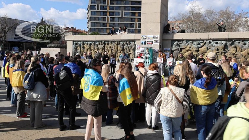 Украинци „затвориха" Путин в килия пред „Альошата" в Бургас