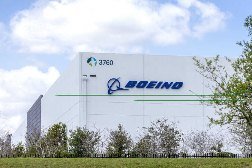 Самолет на Boeing кацна аварийно заради паднал капак на двигателя