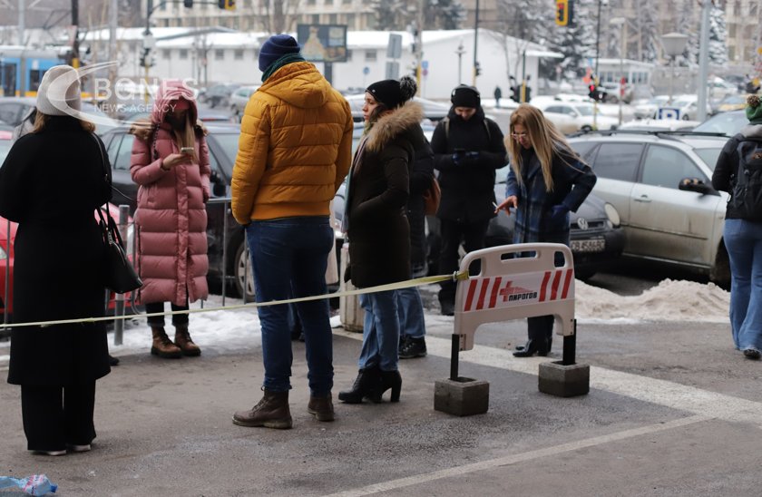 Майката на 15-годишната Даная протестира пред "Пирогов"