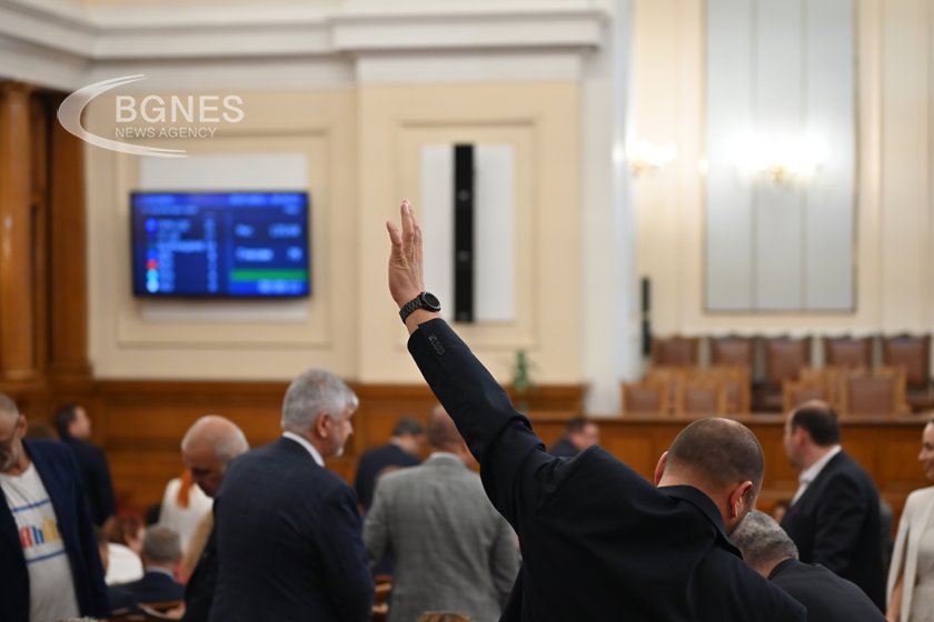Заседанието на парламента приключи след 12-часов работен ден 
