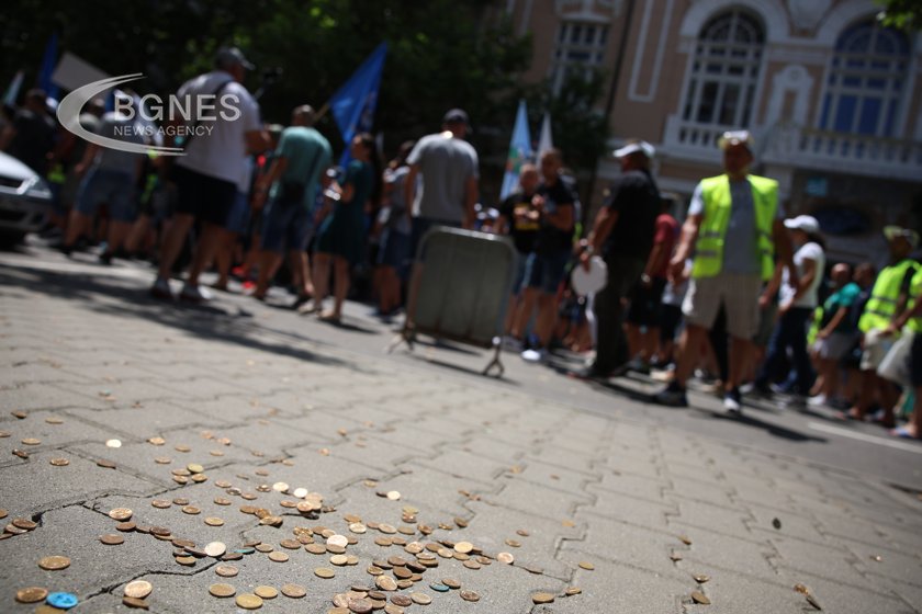 Мащабен протест: служителите на реда замерят МФ с жълти стотинки