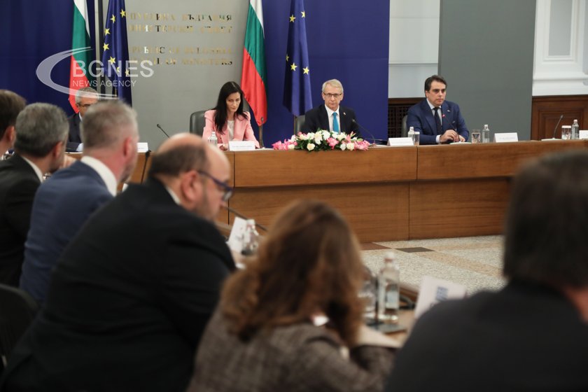 Кабинетът към посланиците от ЕС: Таксата за руския газ засяга само „Газпром“