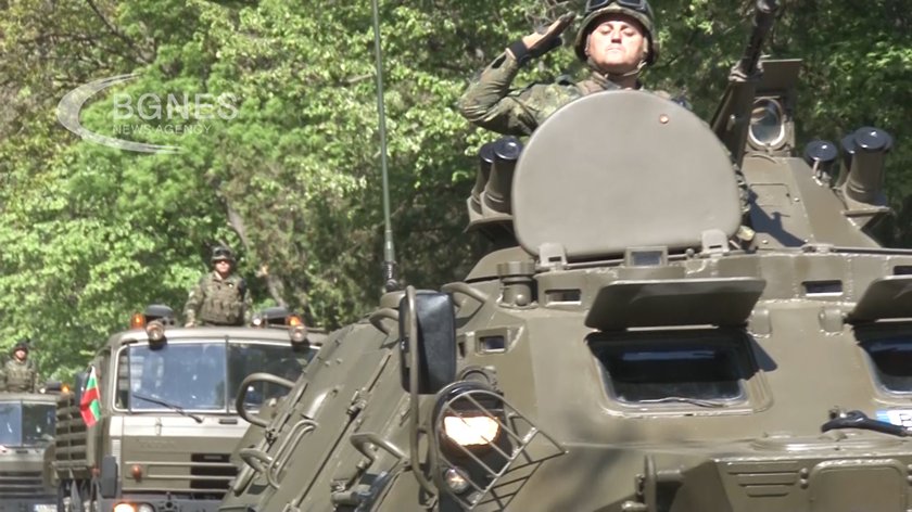 Сухопътни войски представят въоръжение по повод бойния си празник
