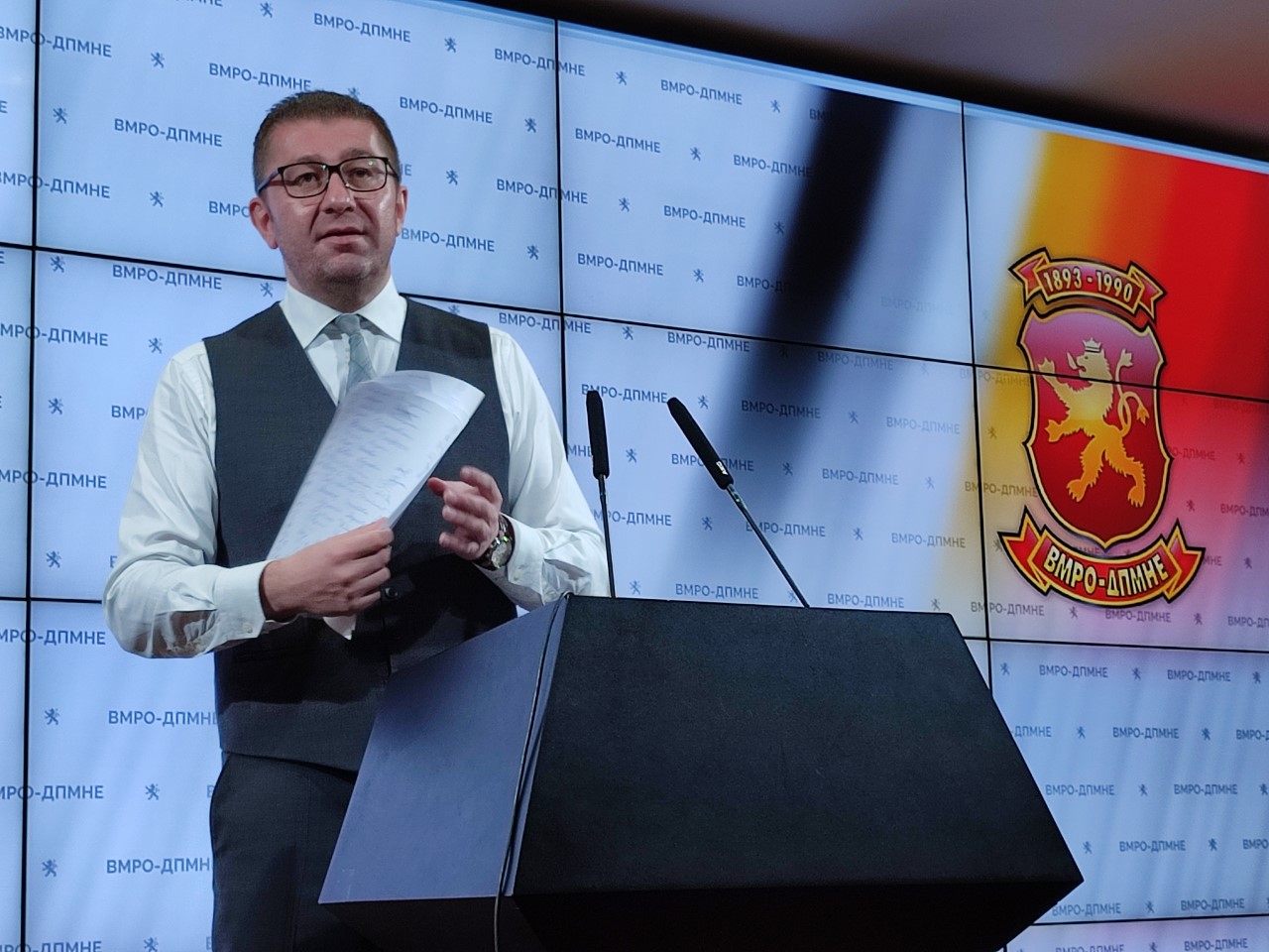 Мицкоски: България да вкара македонците в Конституцията