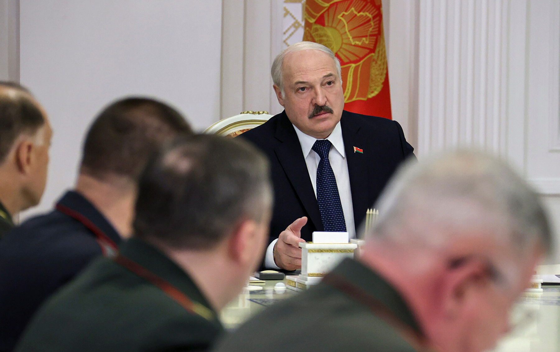 НАТО: Лукашенко излага на риск живота на мигрантите