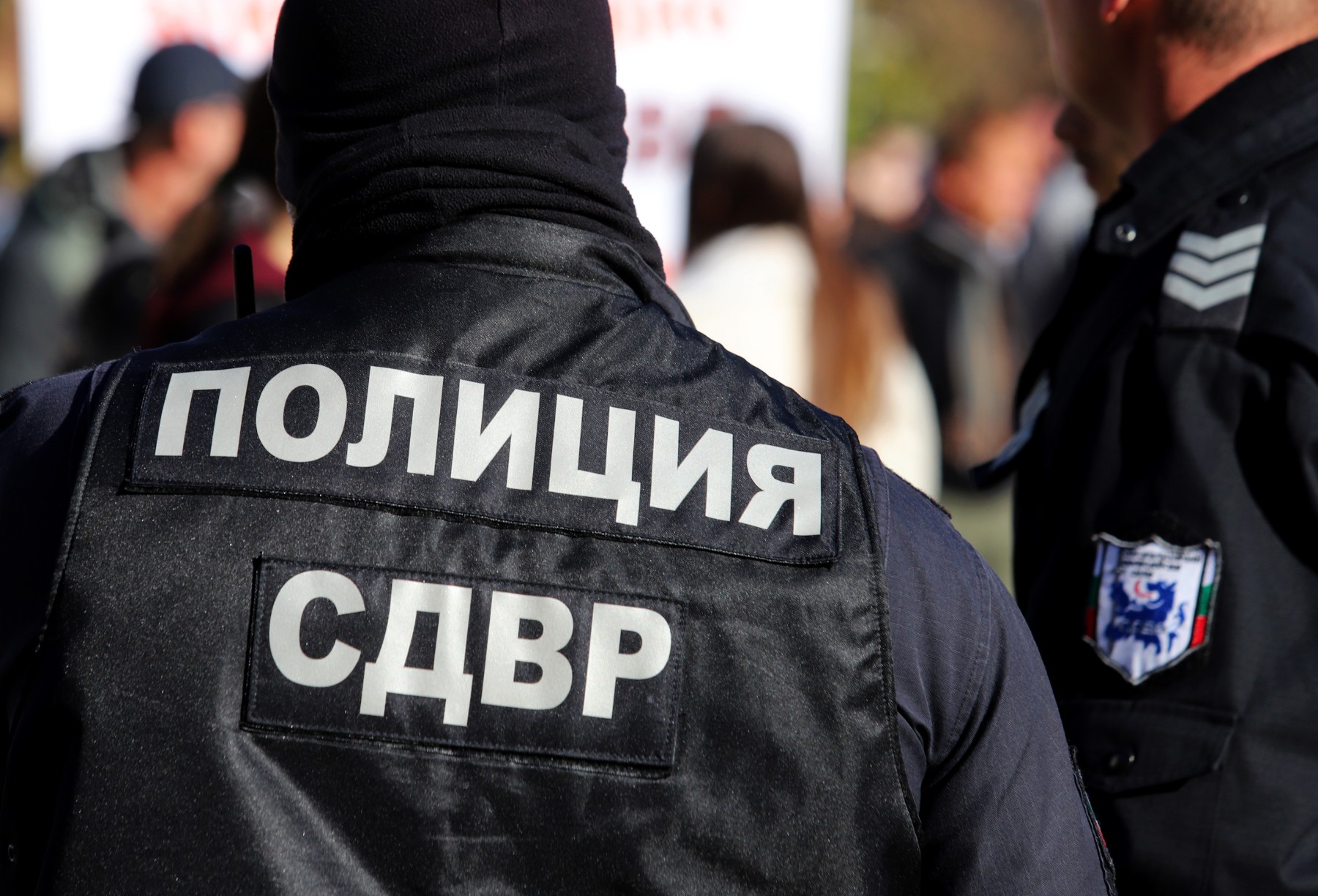 Полицията заключи няколко души на входа на АМ „Тракия”