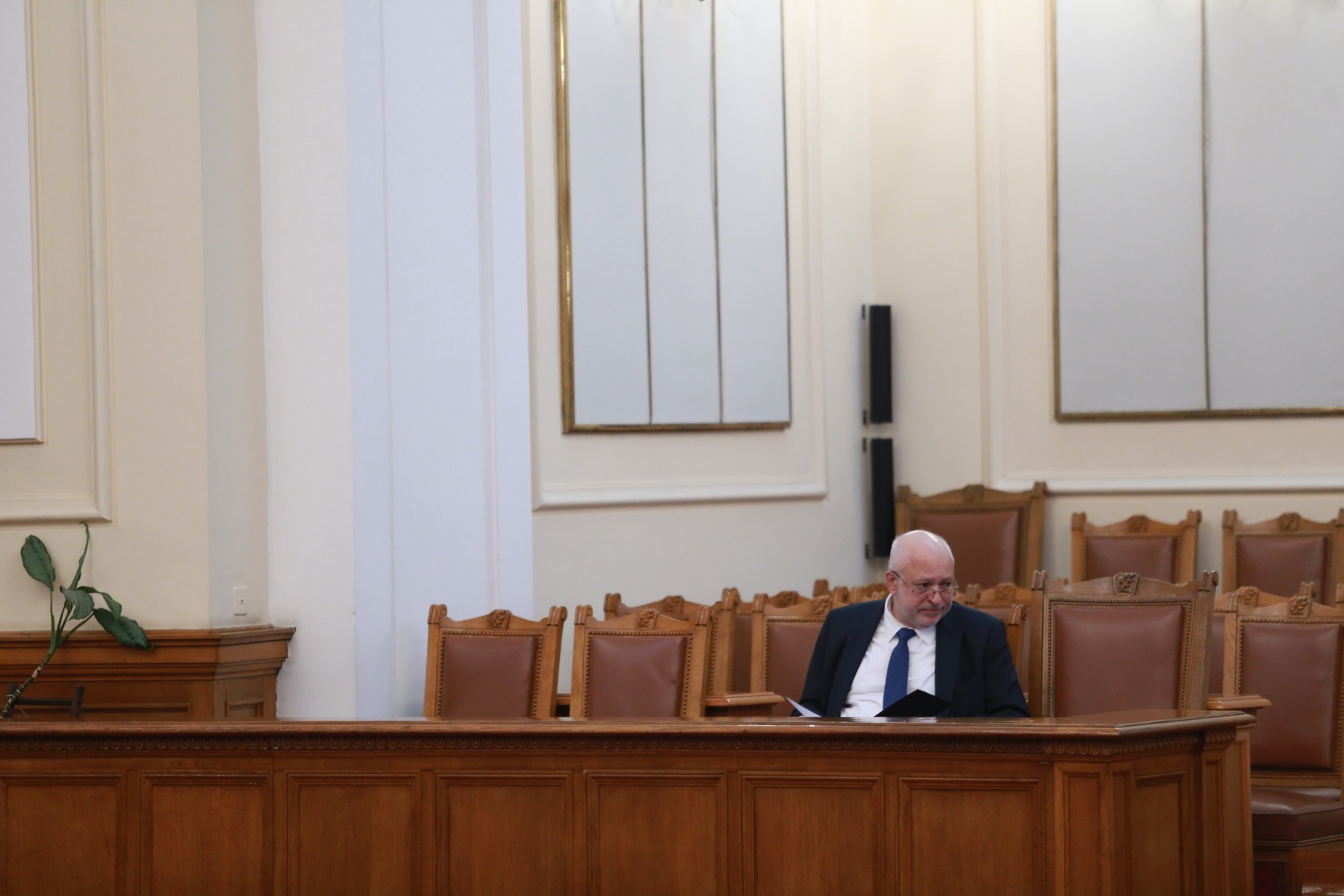 Минеков: В петък ще помолим ГЕРБ да се преместят