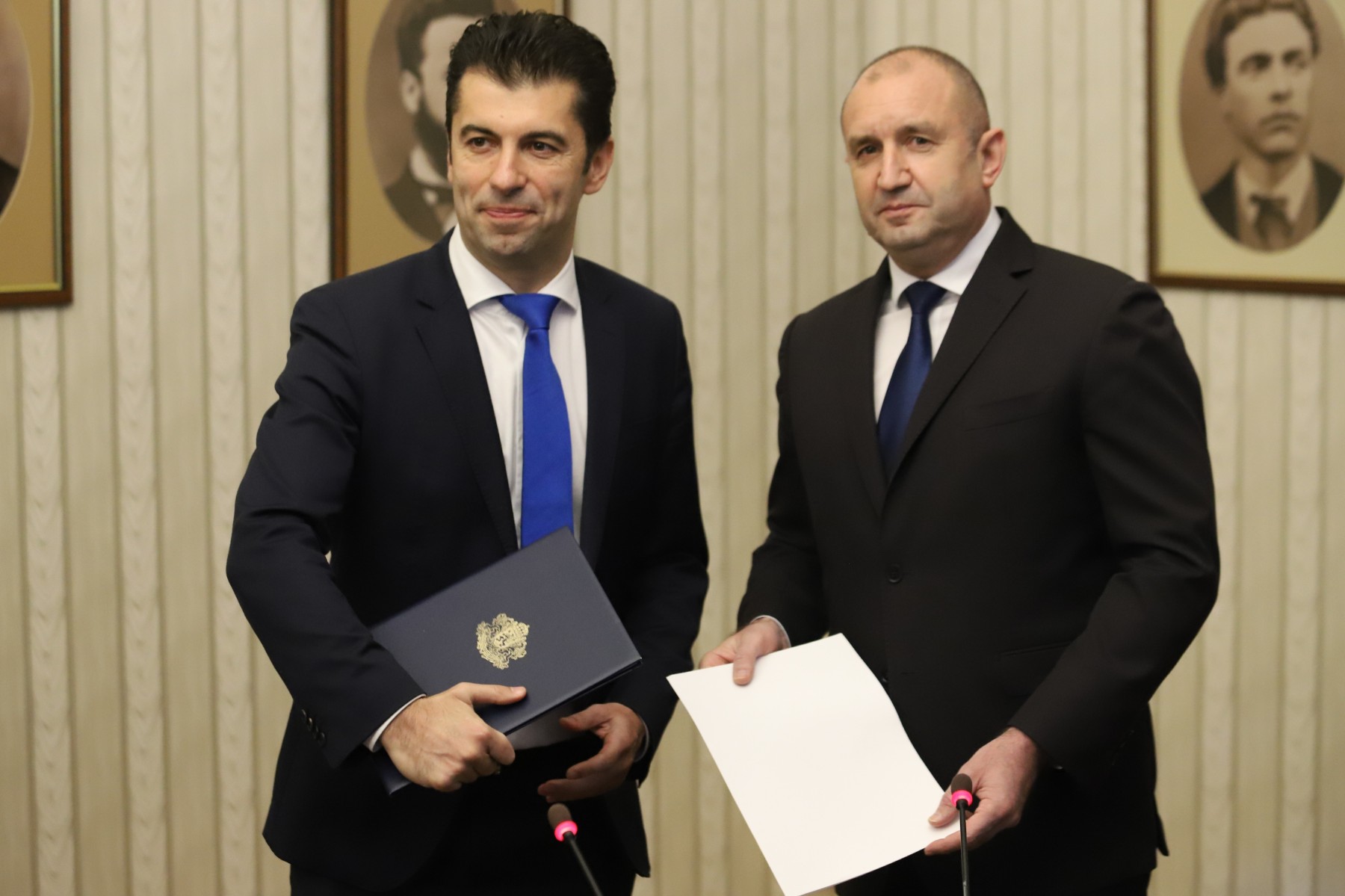 Алфа Рисърч: Румен Радев с повече симпатии от Кирил Петков