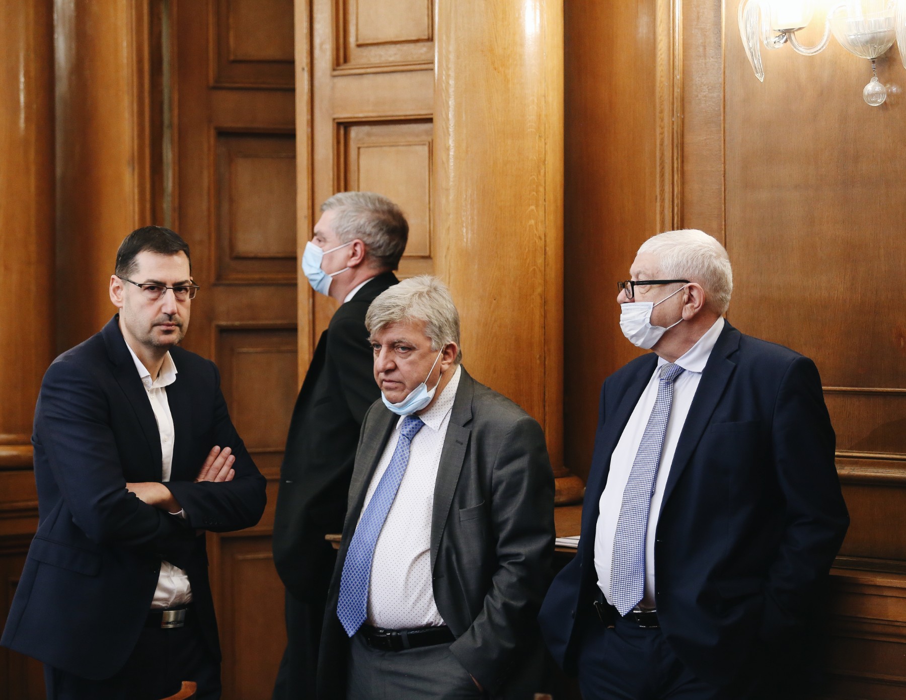 НС наложи мораториум върху цените на тока и парното за бита
