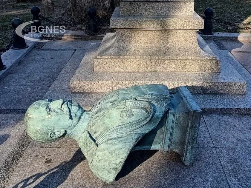 Вандали изтръгнаха фигурата на граф Игнатиев от бюст-паметника му във Варна