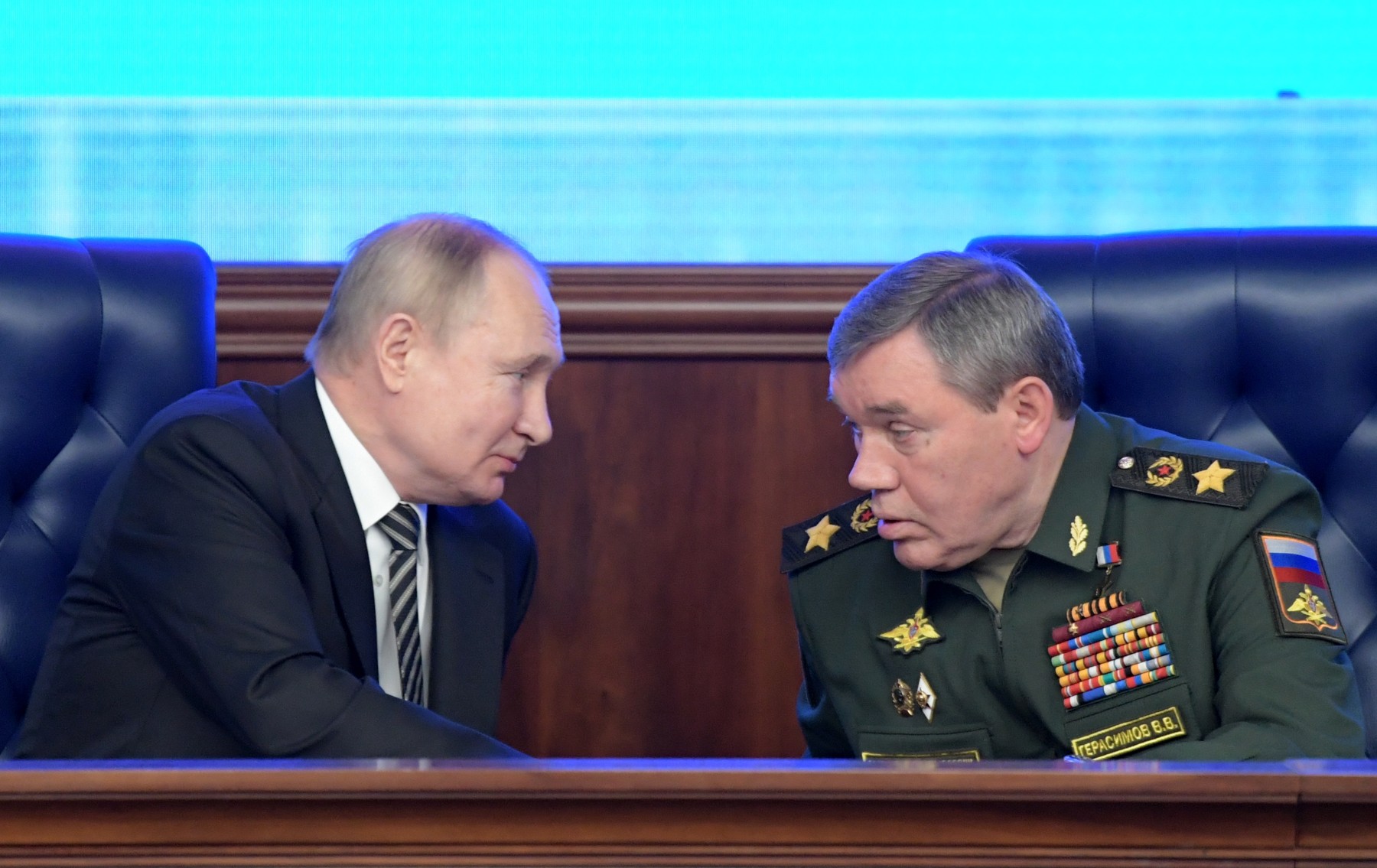 Играта на „военни тронове“ на Путин: Какво очаква Русия от Герасимов?