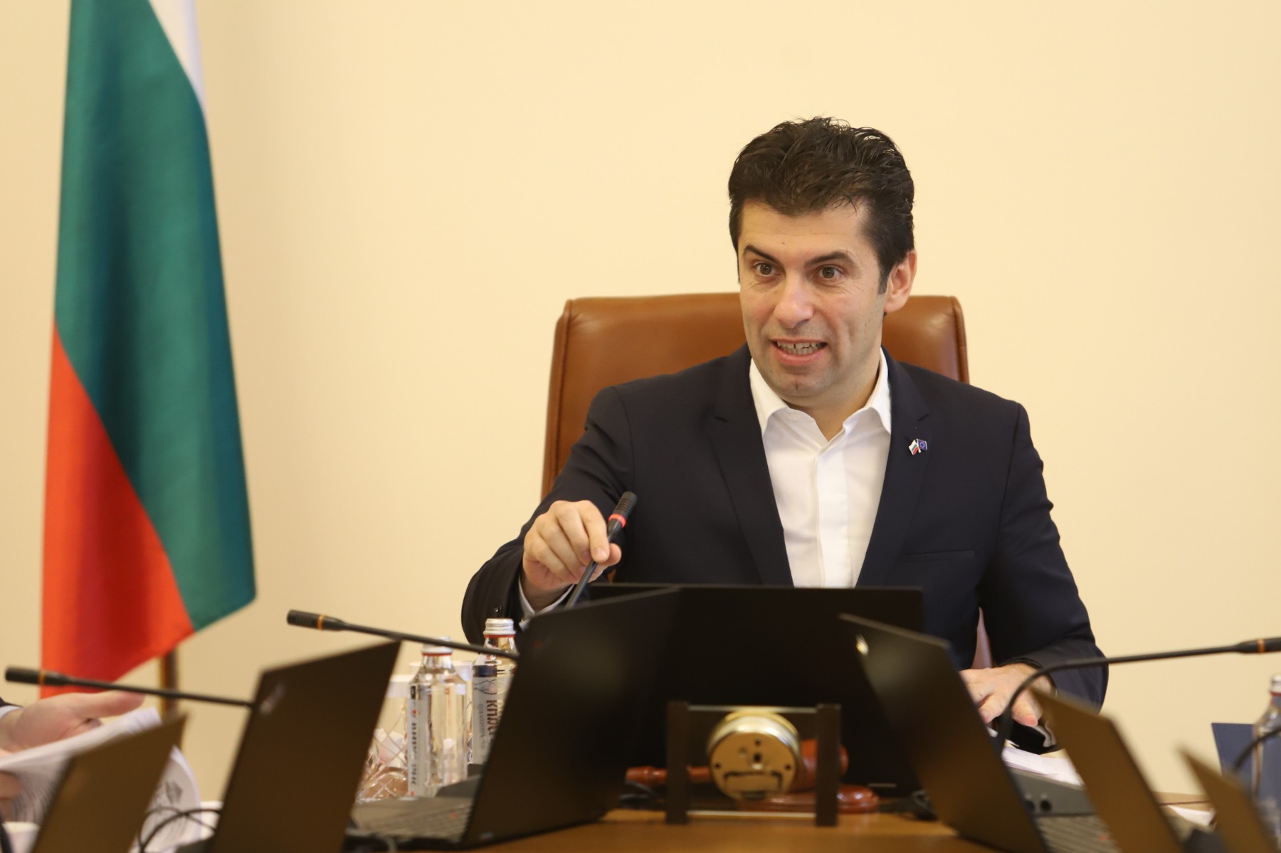 Блумбърг: Нов подход на Петков в спора с РСМ; България влиза в еврозоната през 2024