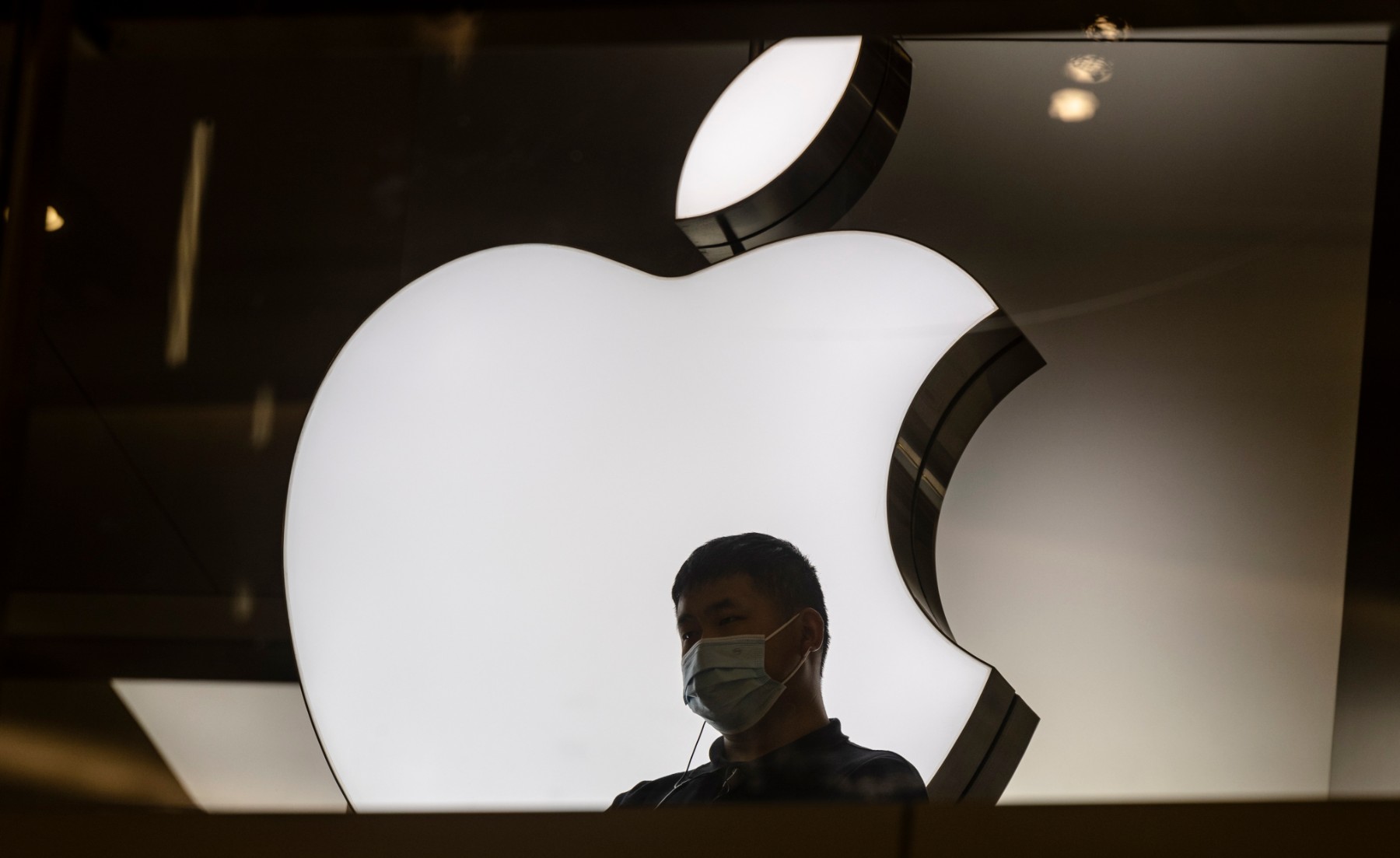 Apple с рекордно високи тримесечни приходи