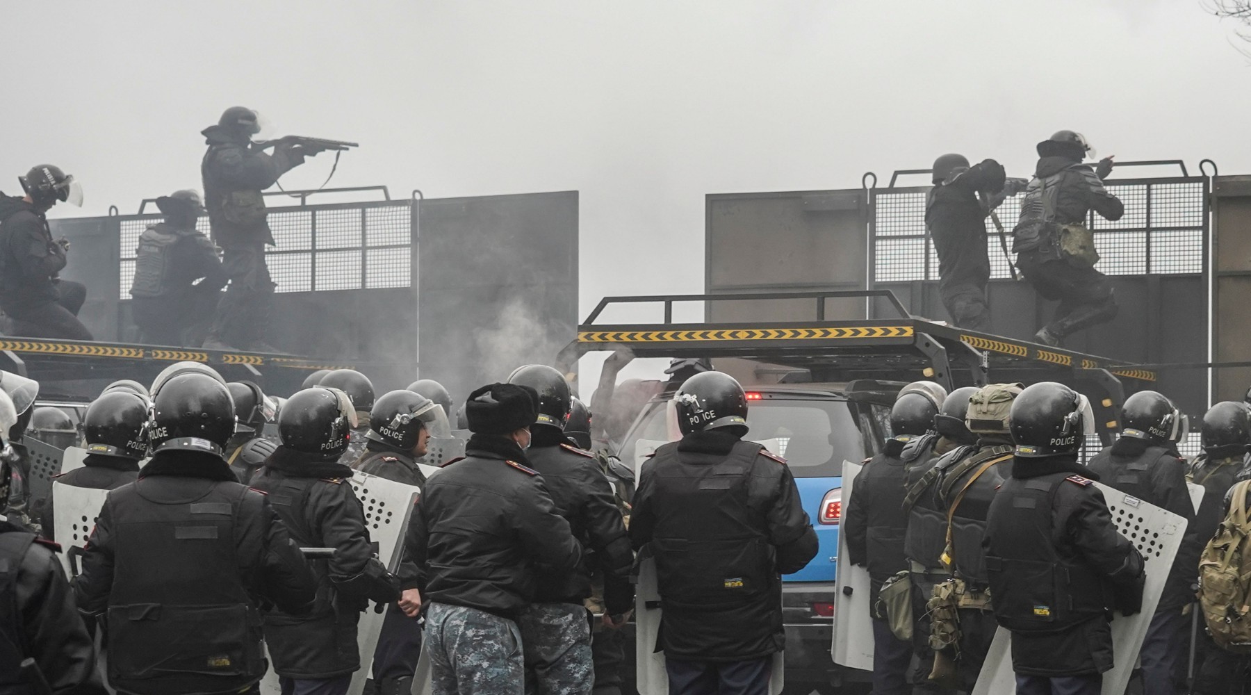 Десетки протестиращи загинаха при бунтове в Казахстан