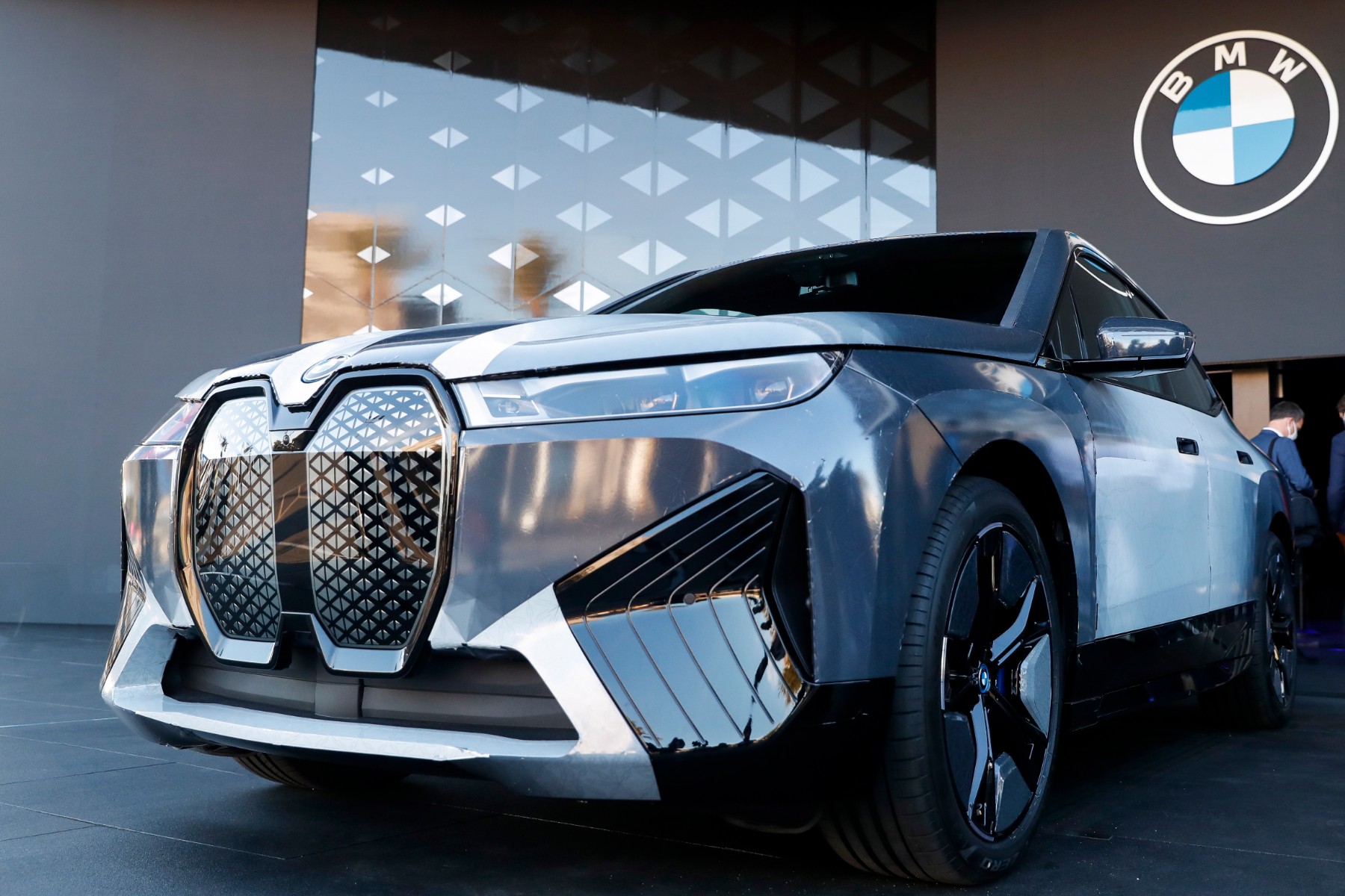 BMW представи автомобил, сменящ цвета си само с натискане на един бутон